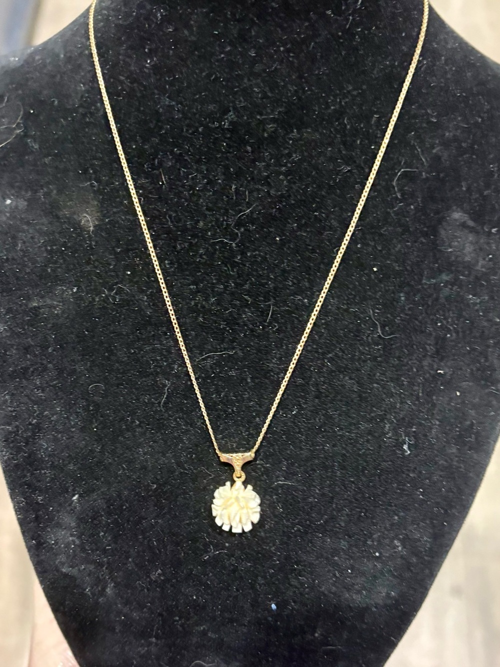 Vintage EMCO 1/20 14K GF Dainty Carved Plastic Flower Pendant Necklace 14.5”